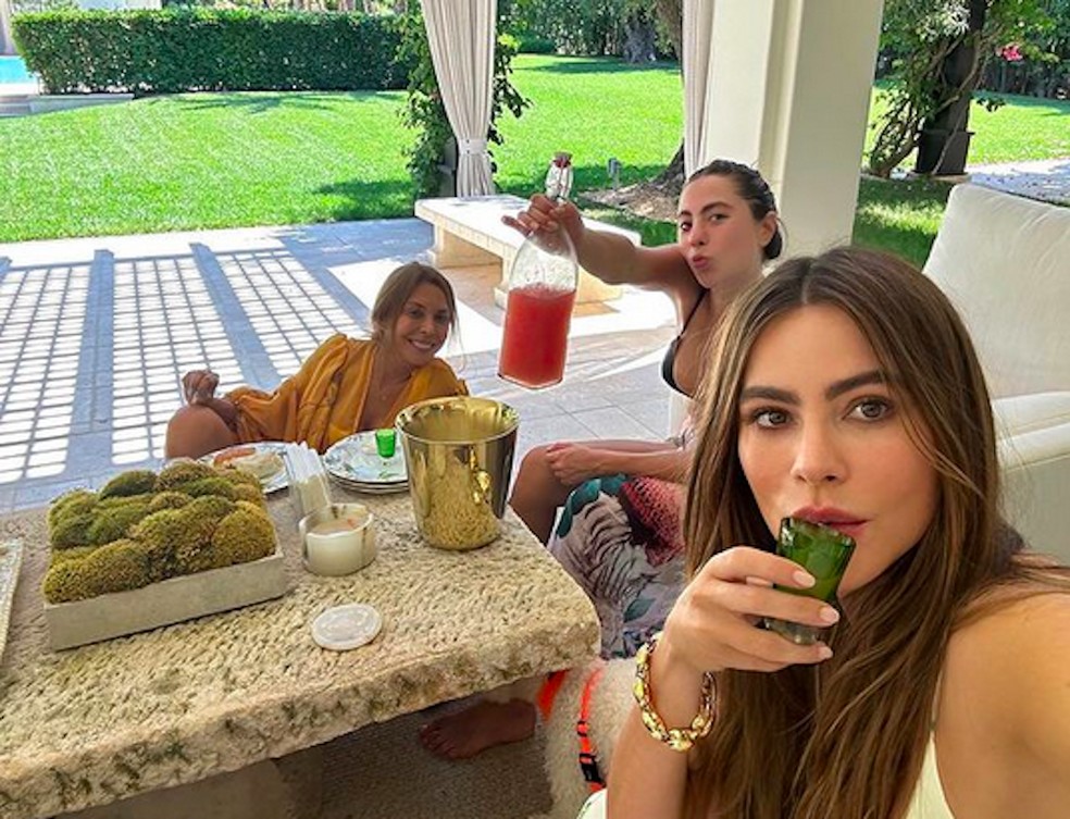 A atriz Sofía Vergara durante as celebrações do aniversário da irmã — Foto: Instagram