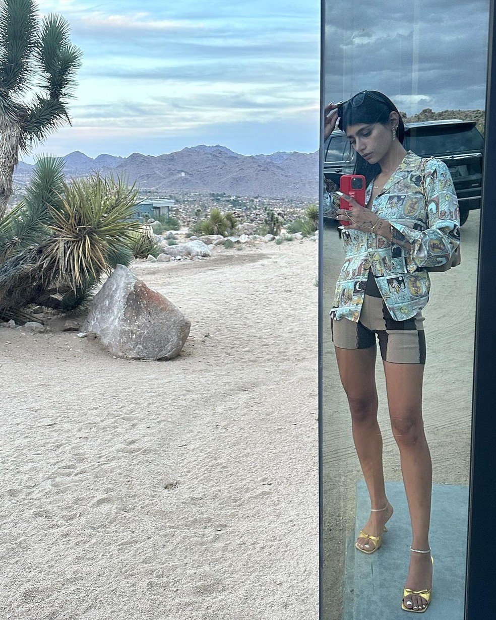 Mia Khalifa na área externa da Casa Invisível — Foto: Reprodução/Instagram