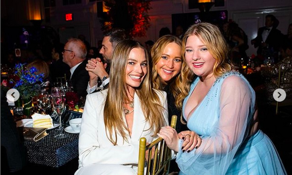 Francesca Scorsese na companhia de Margot Robbie e Jennifer Lawrence na festa de aniversário dela e de seu pai, o diretor Martin Scorsese — Foto: Instagram