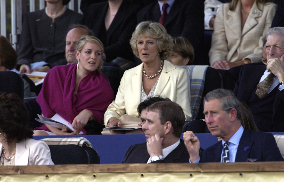 A Rainha Camilla com a filha, Laura, em foto de 2002 — Foto: Getty Images