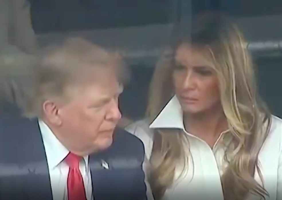 Flagrante de conversa entre Donald Trump e Melania Trump durante a corrida de carros Freedom 250 Grand Prix, realizada em Washington no dia 23 de agosto de 2026 — Foto: Reprodução