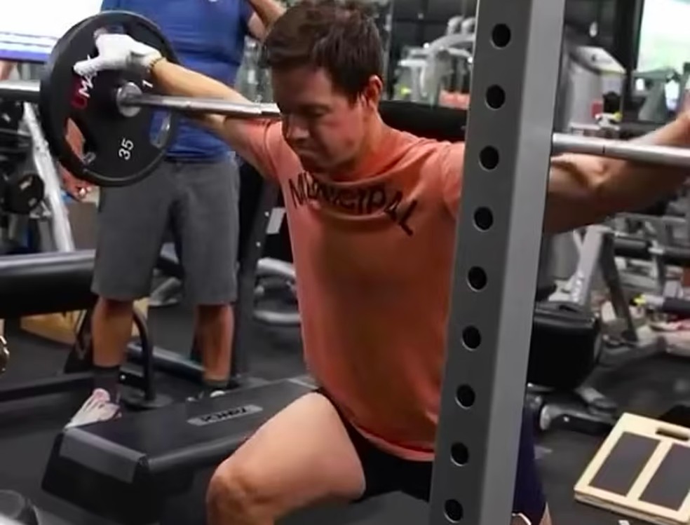 O ator Mark Wahlberg em seus treinos matinais — Foto: Instagram