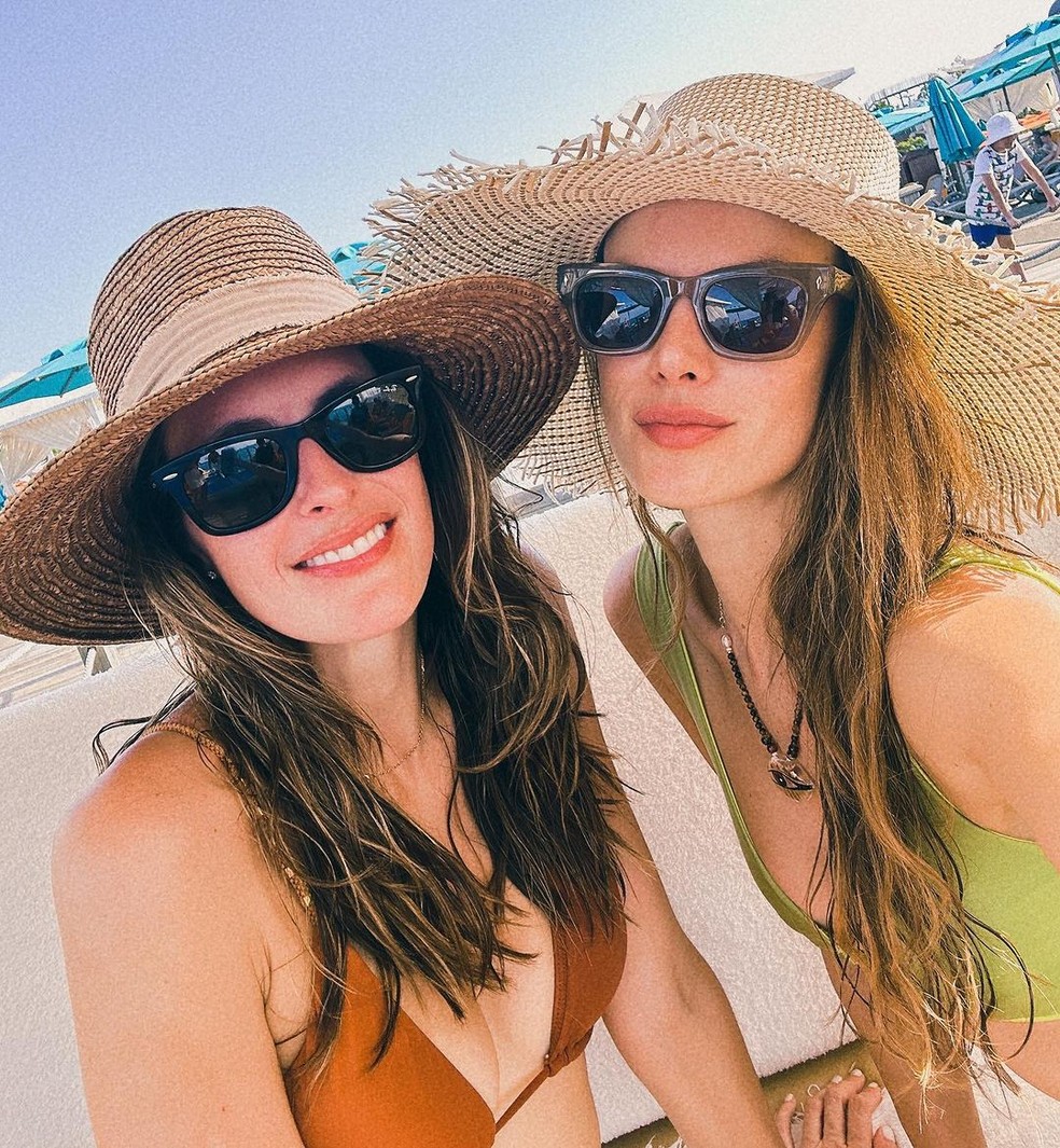 Alessandra Ambrosio com sua irmã, Aline, na Turquia — Foto: Reprodução/Instagram