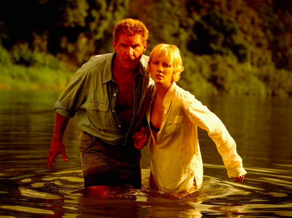 Harrison Ford e Anne Heche (1969-2022) em cena de Seis Dias, Sete Noites (1998)  — Foto: Reprodução