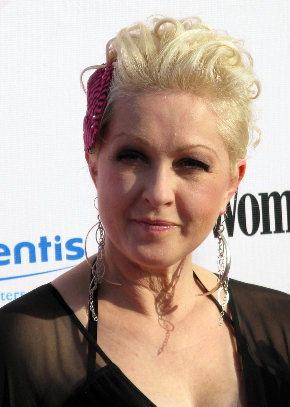 Cyndi Lauper diz que fica triste com seu passado de rivalidade com