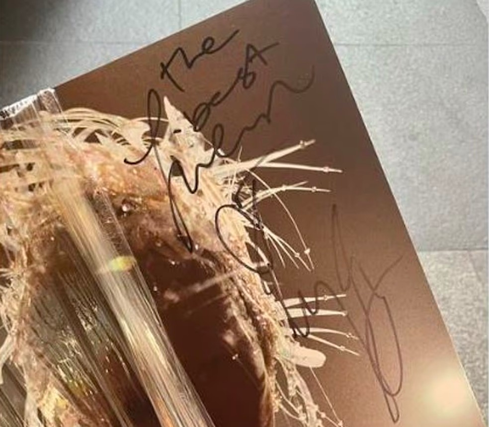 O autógrafo dado por Miley Cyrus para o fã homônimo do ex-marido dela, o ator Liam Hemsworth — Foto: X/Twitter