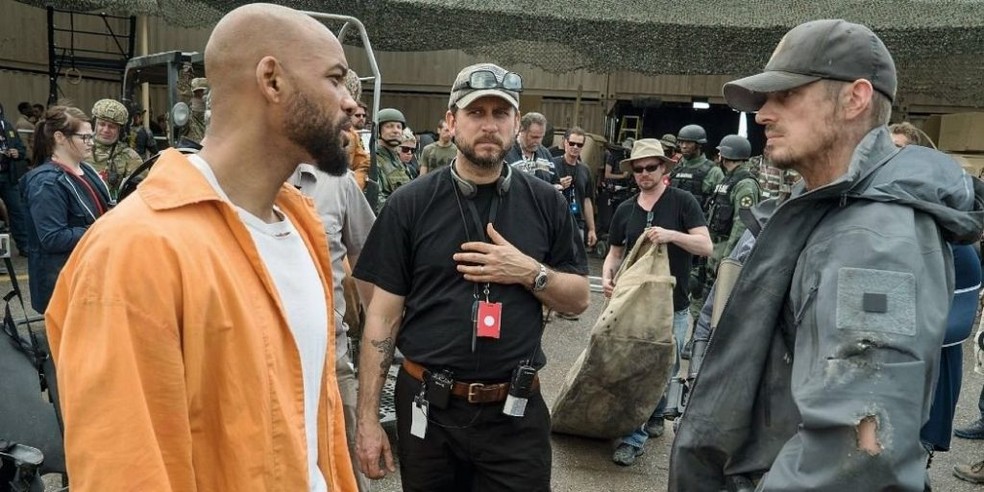 David Ayer (ao centro) trabalhando com Will Smith e outros integrantes da produção de 'Esquadrão Suicida' — Foto: Divulgação
