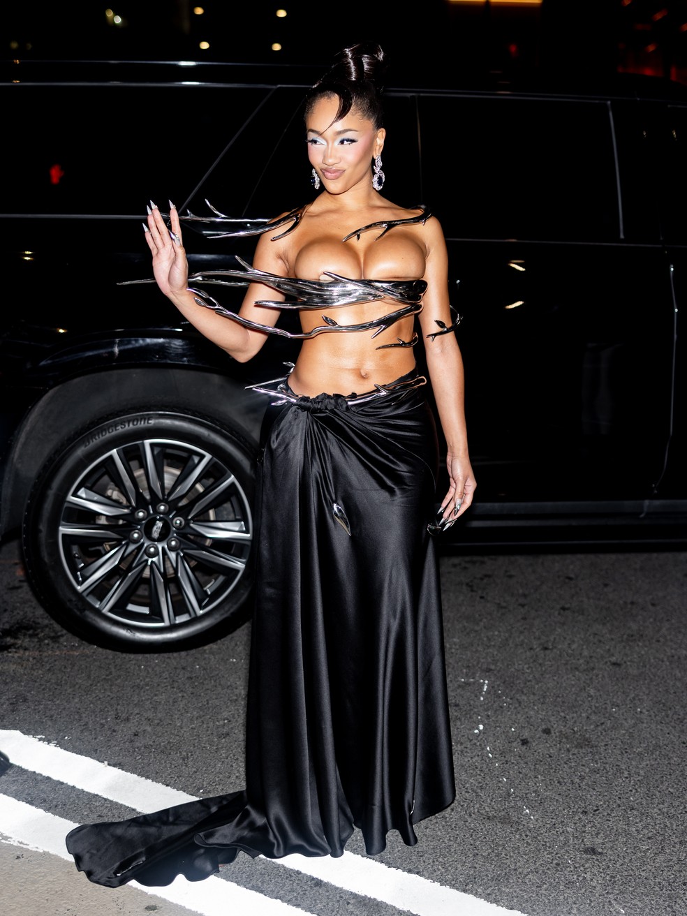 Cantora Saweetie comparece ao desfile da Grace Ling durante a Semana de Moda de Nova York em 13 de setembro de 2026 — Foto: x