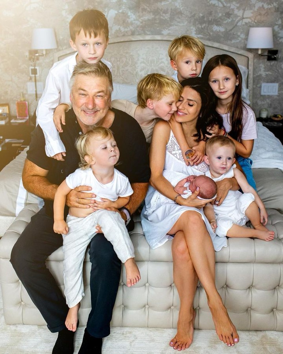 Alec Baldwin e Hilaria Baldwin com os sete filhos deles — Foto: Instagram