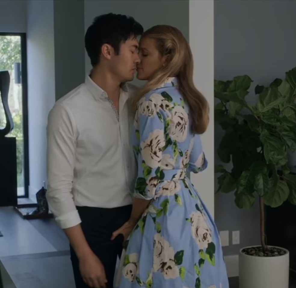 Henry Golding e Blake Lively em cena polêmica de 'Um Pequeno Favor' (2018) — Foto: Divulgação