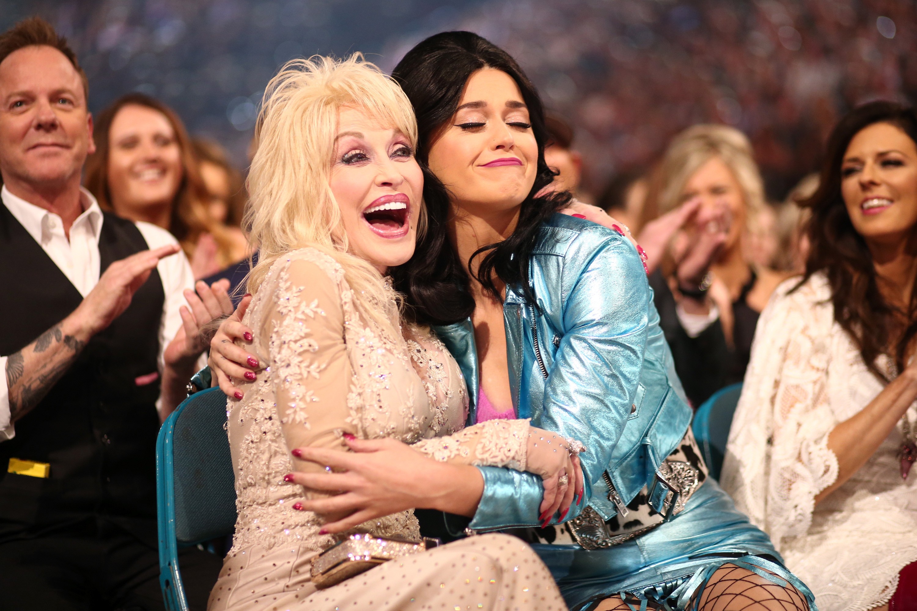 Katy Perry é alvo de críticas por homenagem considerada inapropriada a Dolly Parton