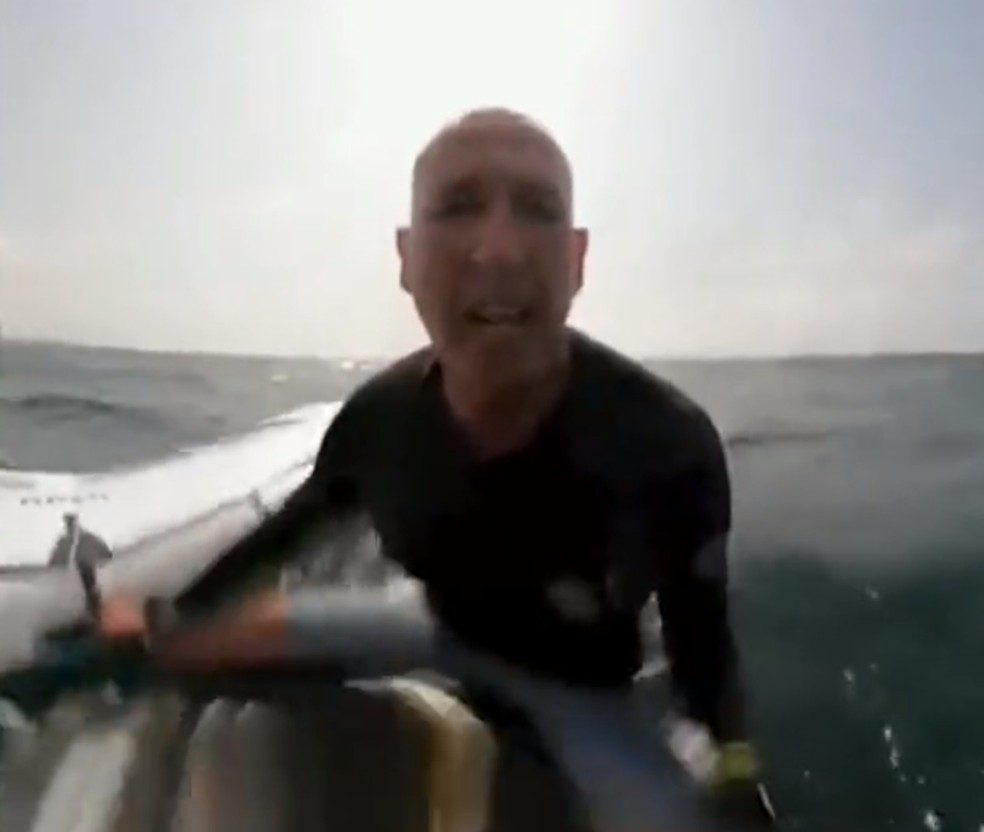 Vídeo assustador mostra momento em que surfista é atingido em cheio por ...