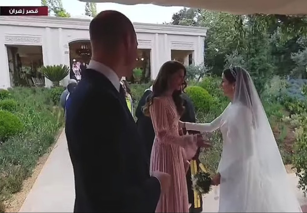 O príncipe William observando a princesa Kate Middleton conversar com Rajwa Al Saif no casamento da arquiteta com o príncipe herdeiro Hussein da Jordânia — Foto: reprodução