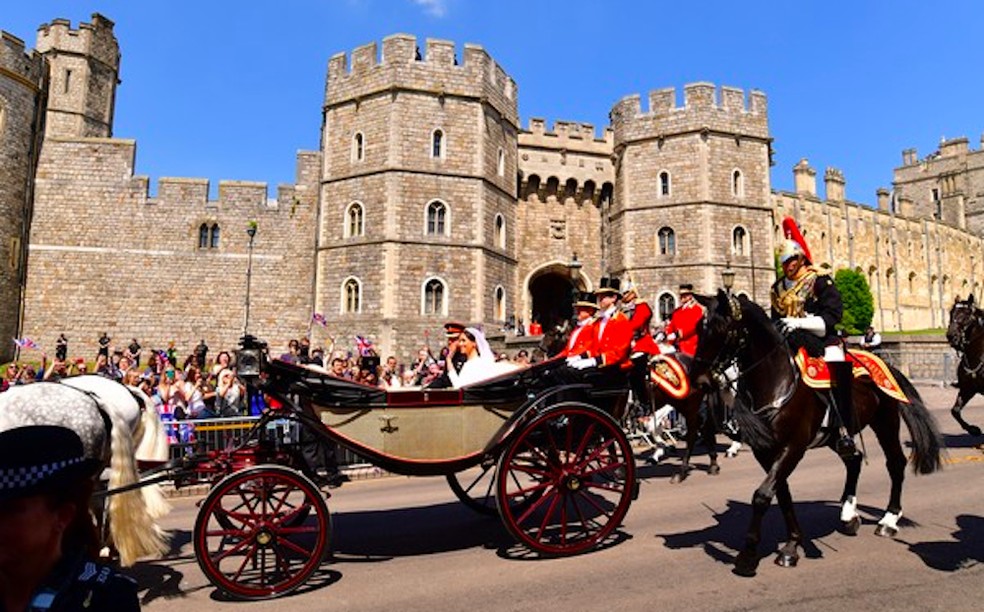 A atriz Meghan Markle e o Príncipe Harry chegando de carruagem ao Castelo de Windsor no dia do casamento dos dois, em 19 de maio de 2018 — Foto: Getty Images