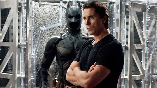 Roteirista revela que preferia outro ator em vez de Christian Bale para ser Batman e estúdio queria DiCaprio como Charada