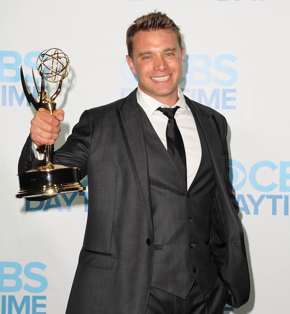 O ator Billy Miller celebra conquista do Daytime Emmy em 2014 — Foto: Getty Images