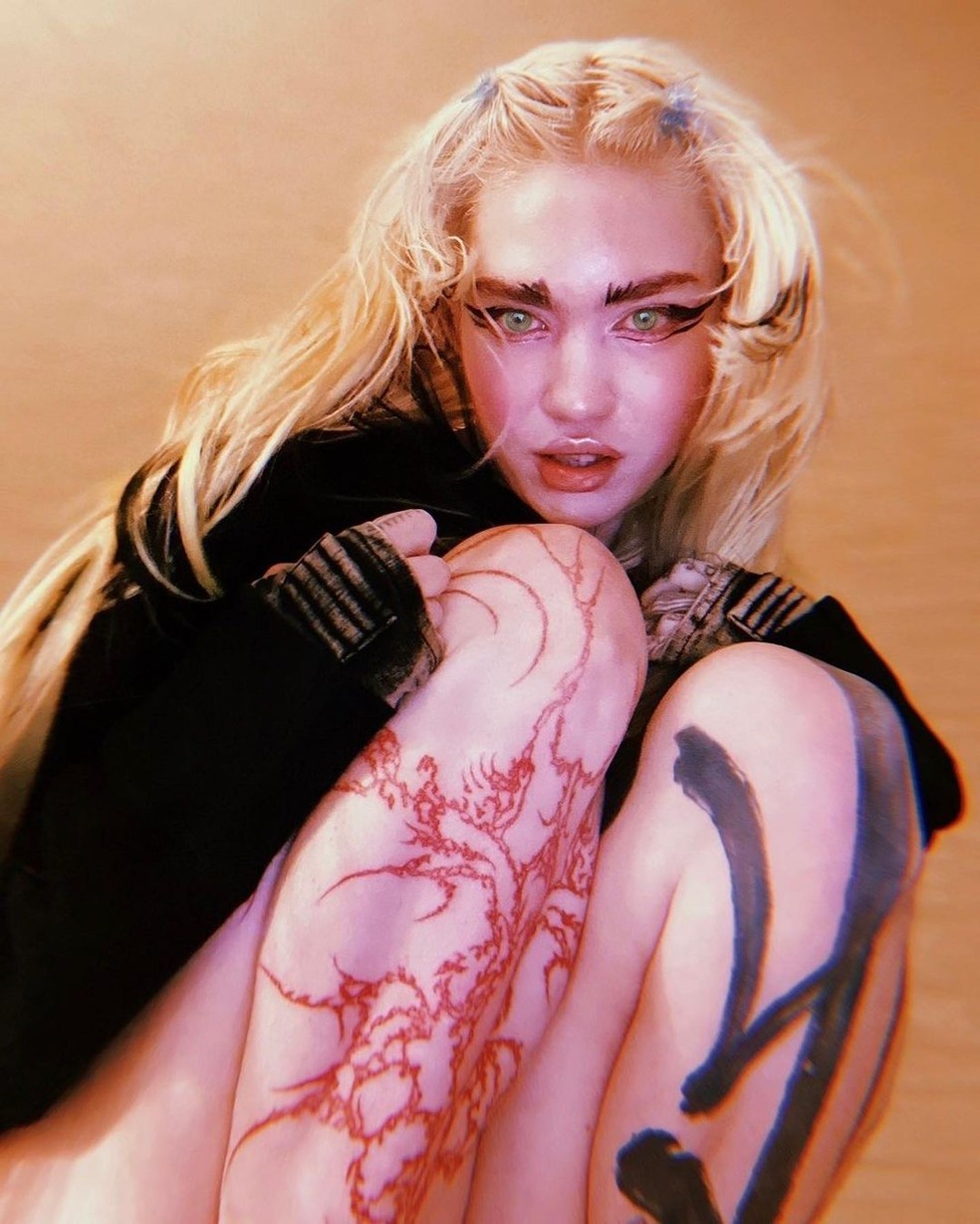 Cantora Grimes exibe novas tatuagens — Foto: Reprodução/Instagram