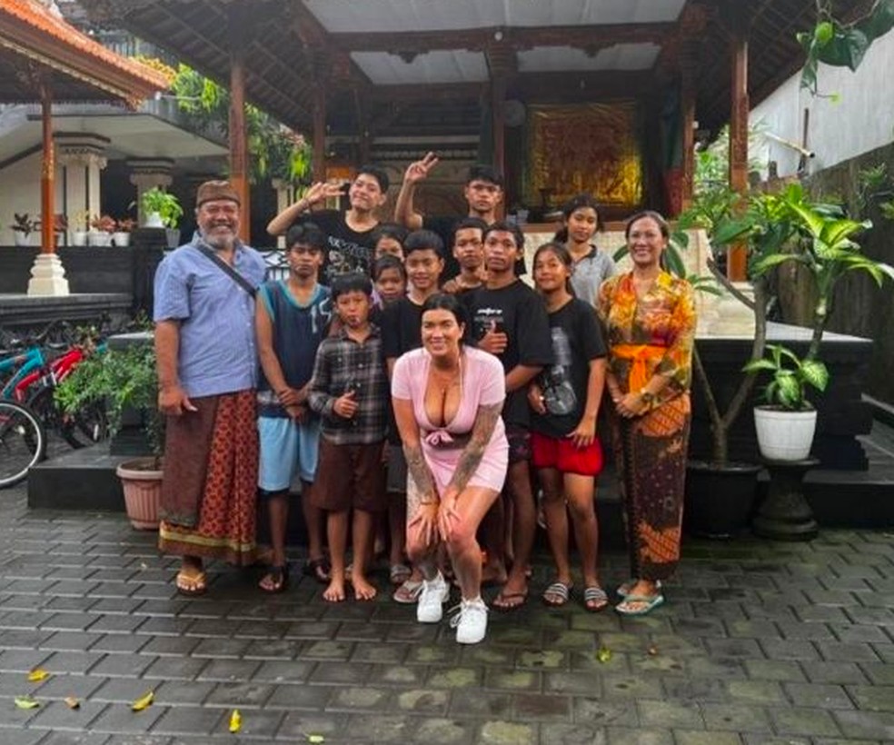 A influencer australiana Kelsey Foster em um orfanato de Bali — Foto: Facebook