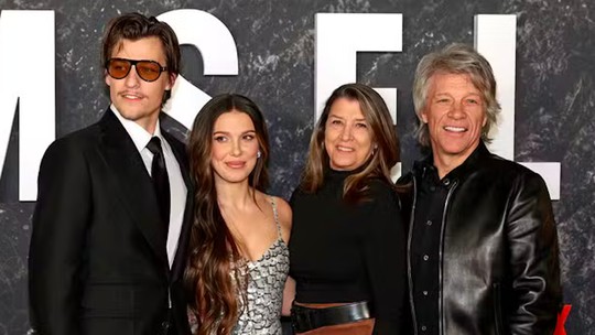 Jon Bon Jovi fala o que pensa do casamento do filho com a atriz Mille Bobby Brown e faz comparação surpreendente