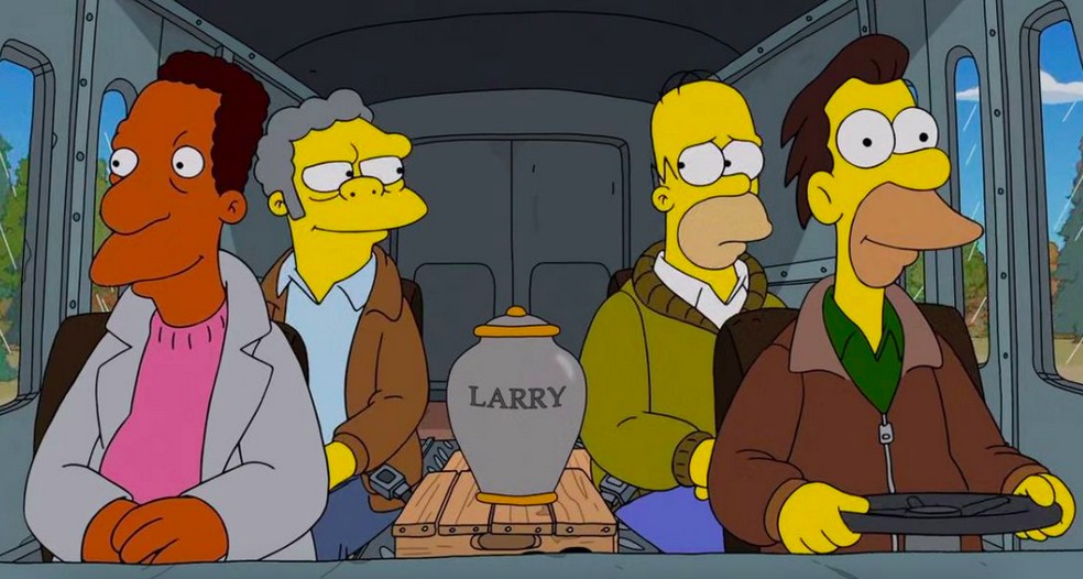 As cinzas de Larry sendo levado por Homer Simpsons e amigos — Foto: Reprodução