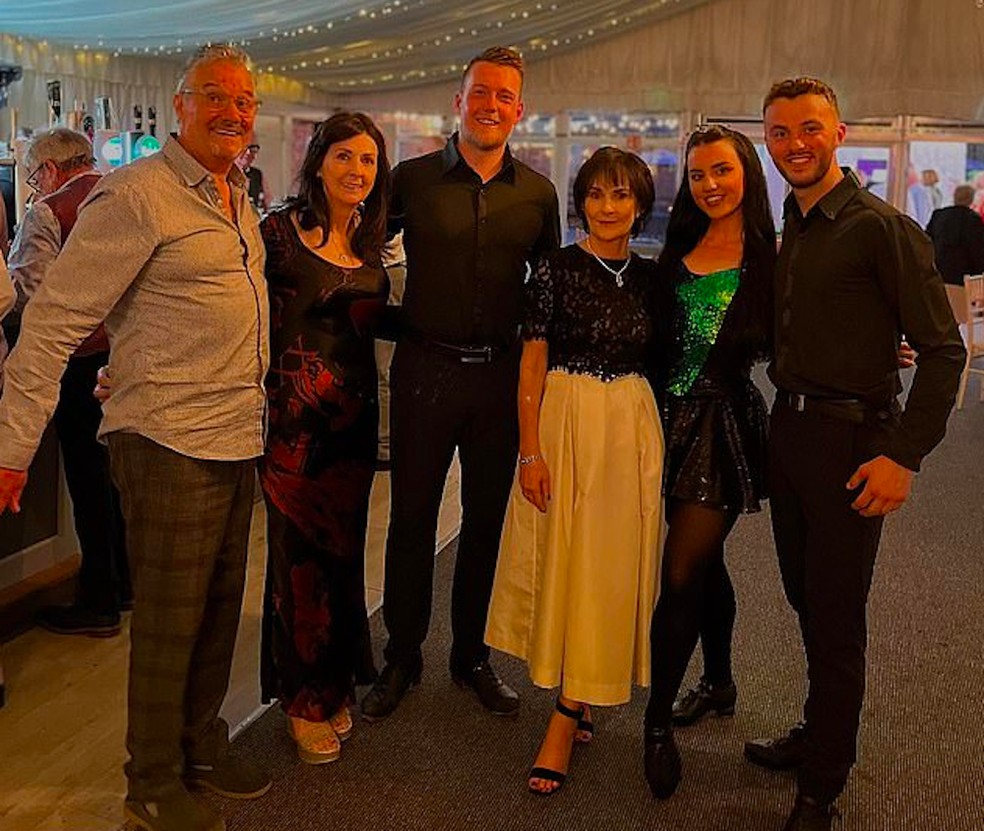 A cantora Enya (de saia branca) em evento de dança na Irlanda em maio de 2025 — Foto: Facebook