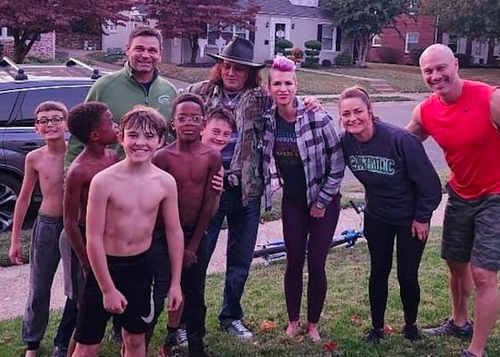 O ator Johnny Depp com vizinhos em visita à sua cidade natal no estado do Kentucky — Foto: Twitter