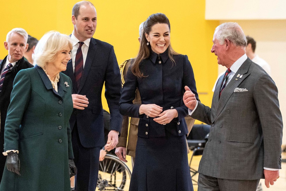 O Rei Charles III na companhia da Rainha Camilla, do Príncipe William e da Princesa Kate Middleton — Foto: Getty Images
