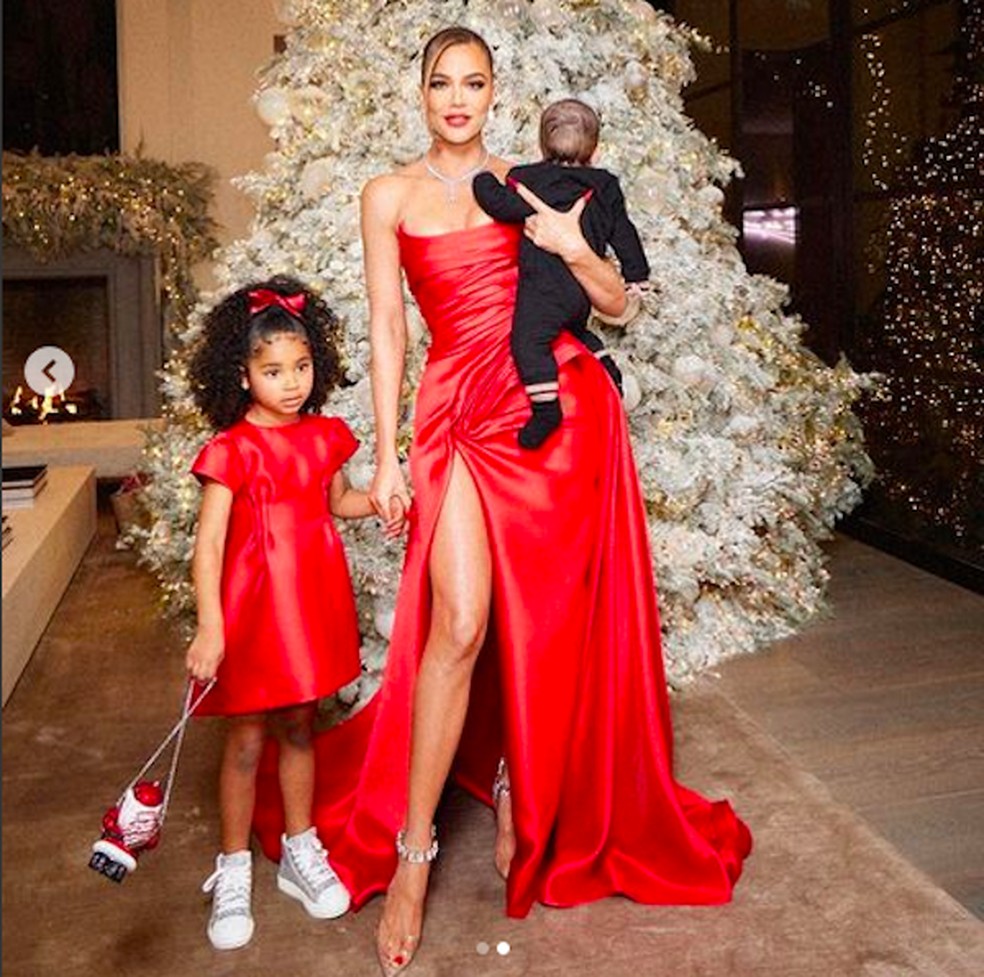 A socialite Khloé Kardashian com os filhos — Foto: Instagram
