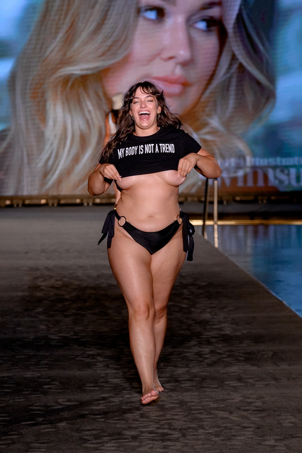Sixtine Rouyre no desfile da Sporst Illustrated na Miami Swim Week — Foto: getty