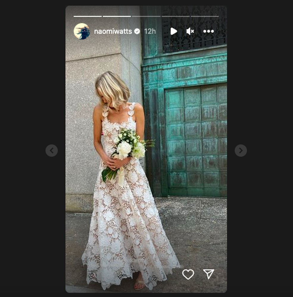 Naomi Watts mostrando seu vestido e seu buquê de casamento — Foto: Instagram