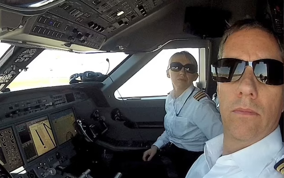 O piloto Eric Swaffer e sua namorada, Izabela Roza Lechowicz, em um voo anterior. Ambos morreram no acidente de 2018 — Foto: Reprodução