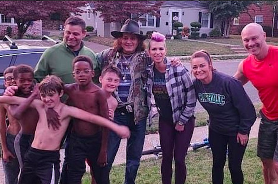 O ator Johnny Depp com vizinhos em visita à sua cidade natal no estado do Kentucky