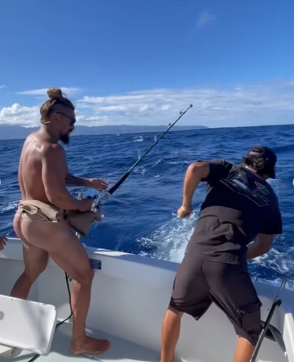 Jason Momoa gravou vídeo pescando com um malo, traje típico havaiano, em outubro — Foto: Instagram