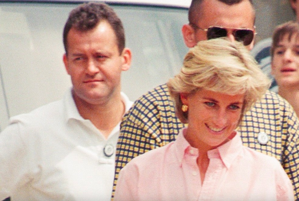 O mordomo e amigo pessoal da Princesa Diana (1961-1997), Paul Burrell acompanhando a mãe dos príncipes Harry e William em viagem à Bôsnia em agosto de 1997 — Foto: Getty Images