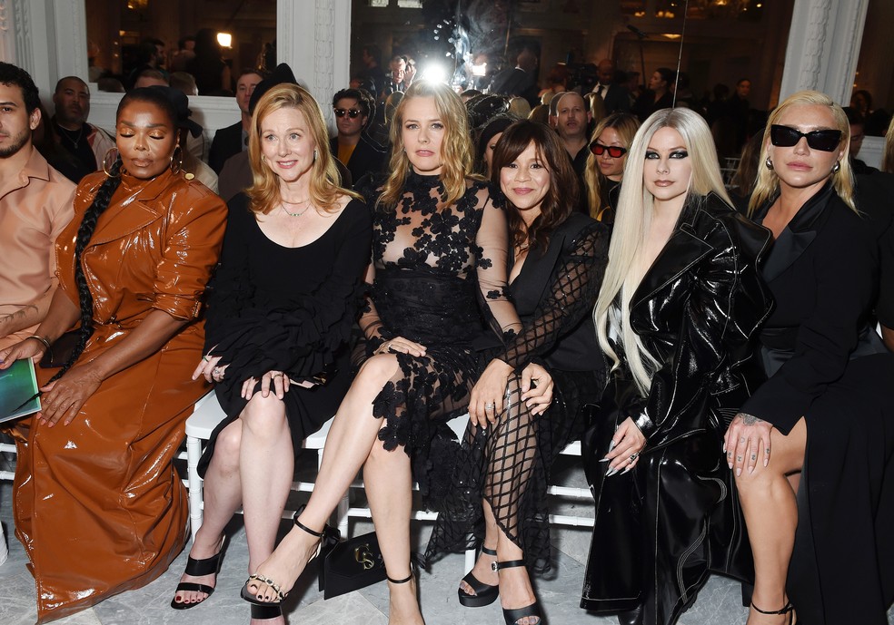 Janet Jackson, Laura Linney, Alicia Silverstone, Rosie Perez, Avril Lavigne e Kesha na New York Fashion Week — Foto: Getty Images