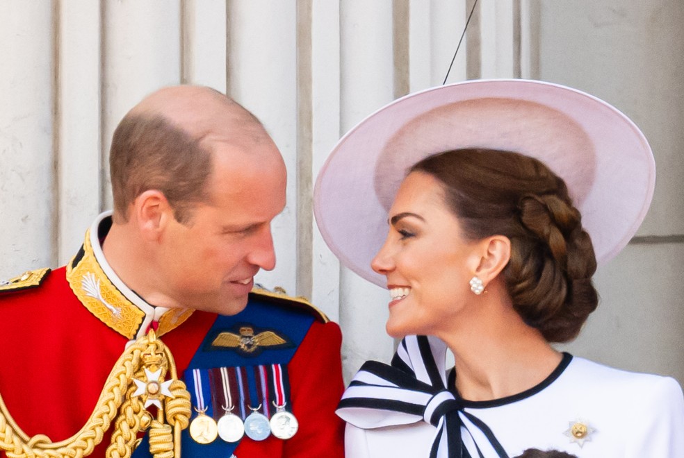 William e Kate Middleton trocam olhares apaixonados no Trooping the Colour — Foto: Getty Images