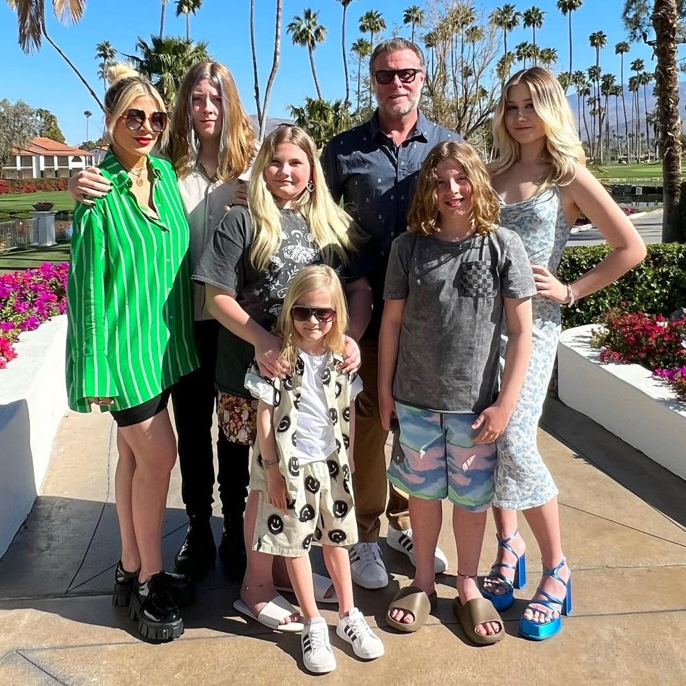 A atriz Tori Spelling com o ex-marido e os filhos — Foto: reprodução/Instagram