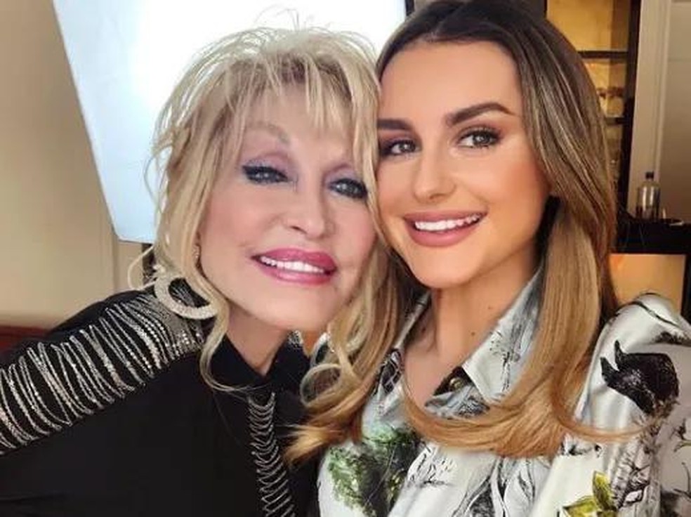 Dolly Parton e Amber Davies (Foto: Reprodução/Instagram) — Foto: Monet