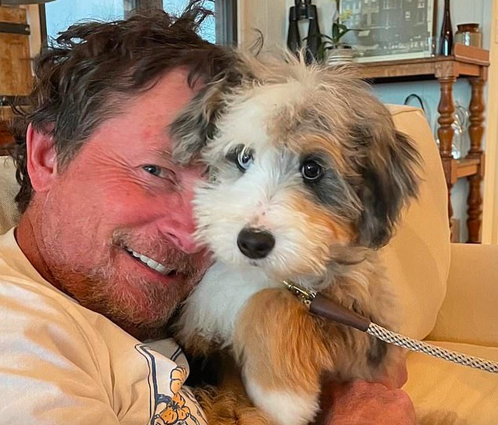 Michael J. Fox com a cachorrinha Blue — Foto: Instagram
