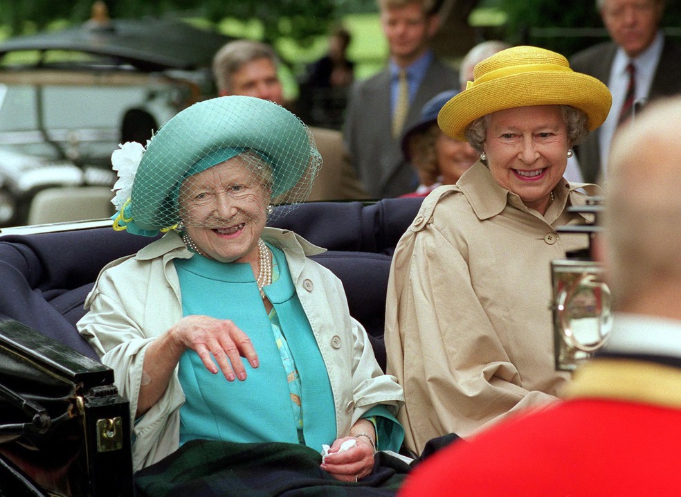 A Rainha Mãe (1900-2002) com a filha Elizabeth II (1926-2022) em 1998 — Foto: Getty Images