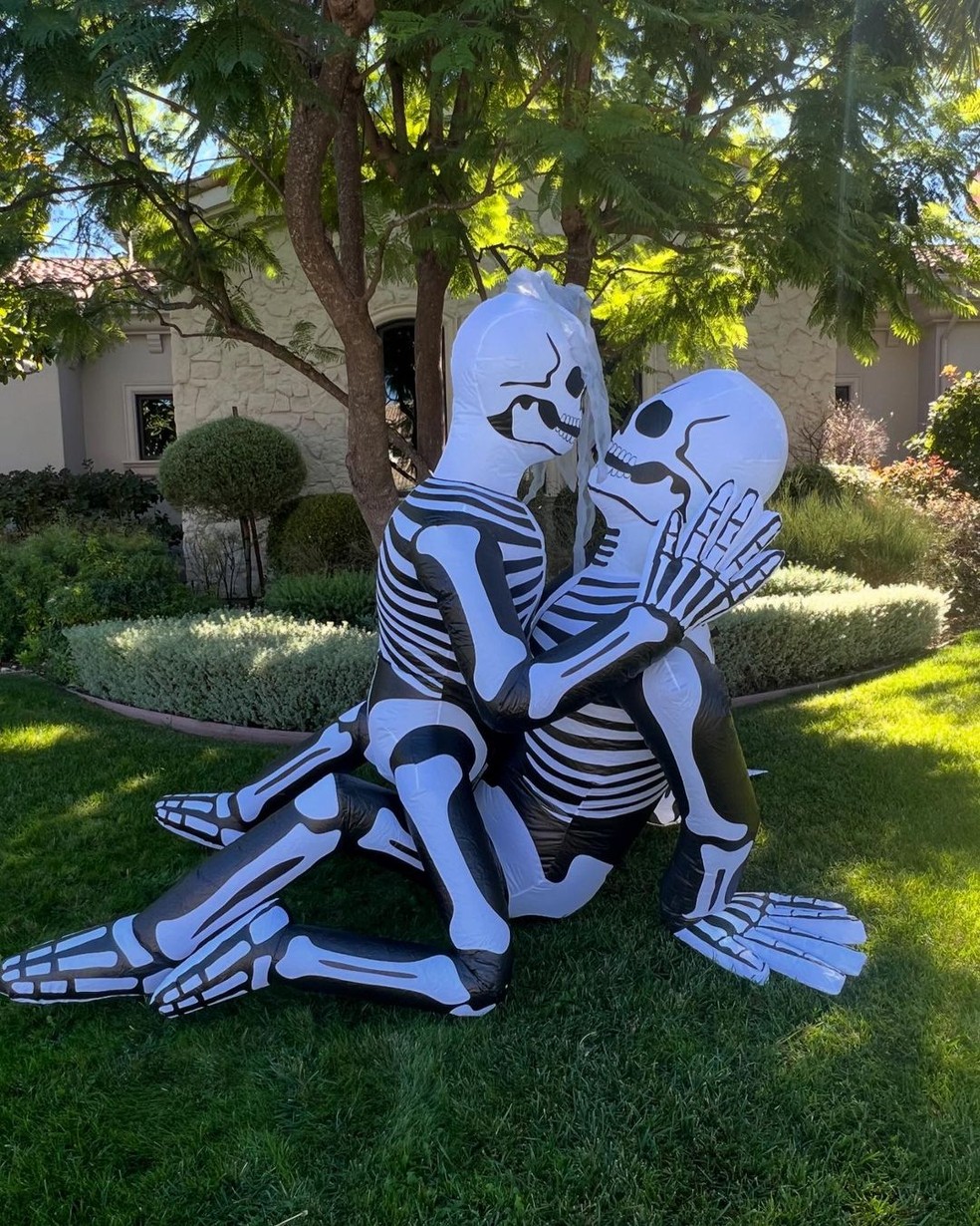 Esqueletos em decoração de Halloween publicada por Kourtney Kardashian — Foto: Reprodução/Instagram