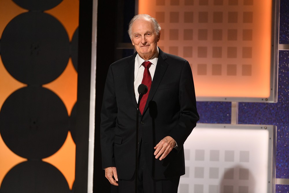 Lenda de Hollywood, Alan Alda revela distúrbio do sono bizarro que o ...