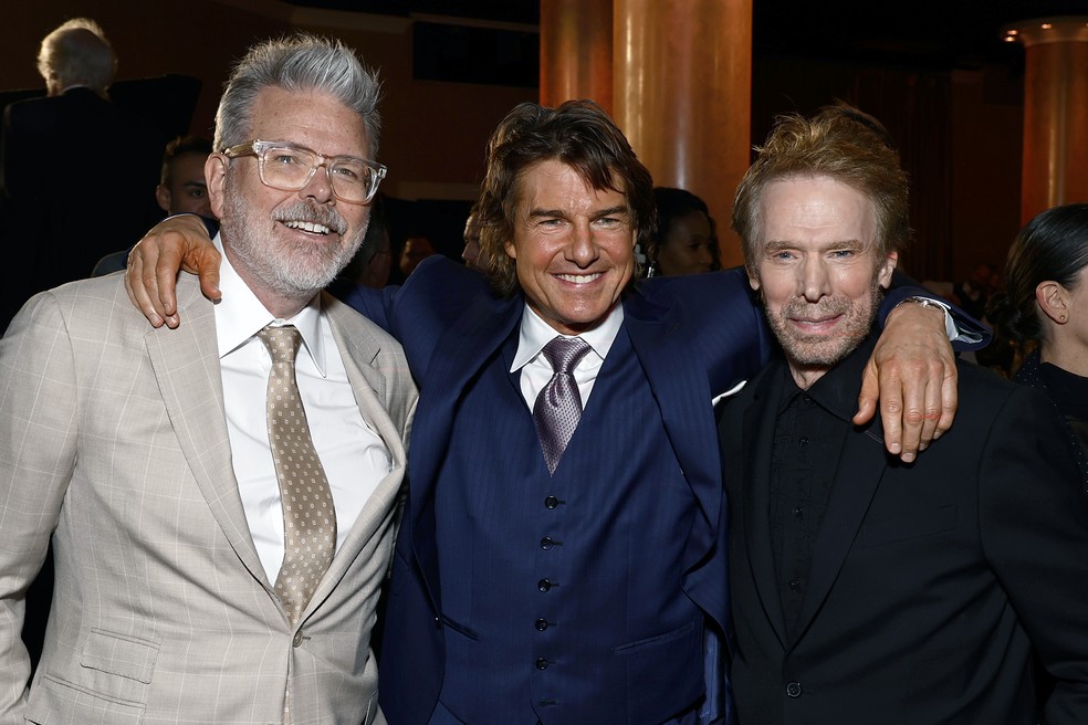 Tom Cruise e seus colegas produtores de Top Gun: Maverick (2022) no banquete dos indicados ao Oscar 2023 — Foto: Getty Images