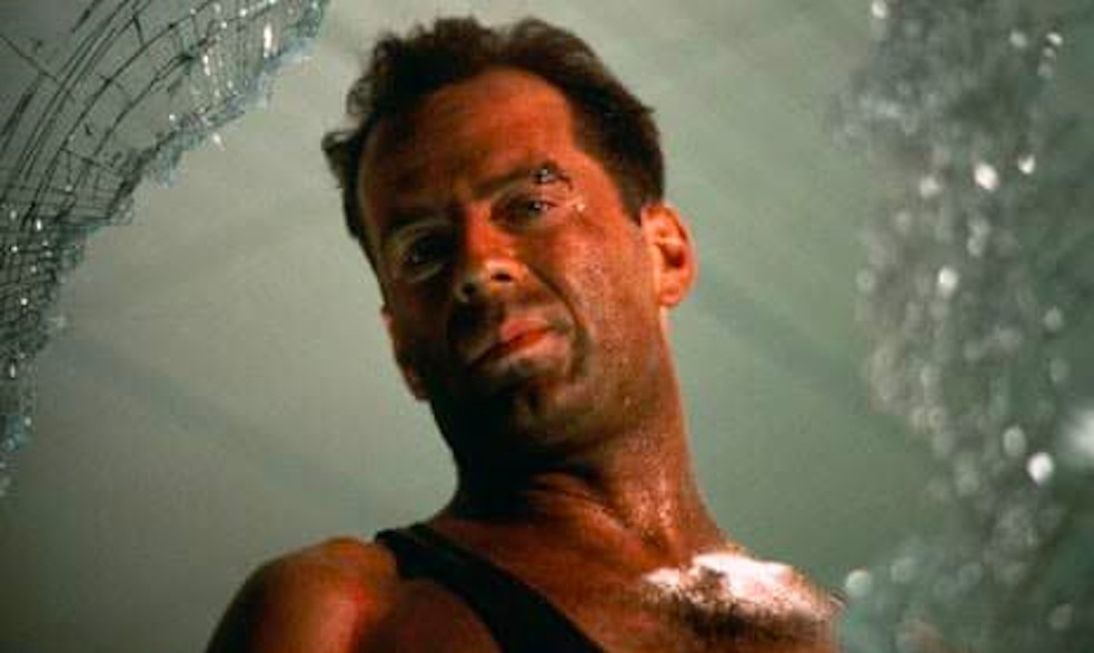Bruce Willis como o policial John McClane em cena de Duro de Matar (1988)  Foto: Reproduo