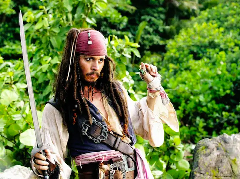 Johnny Depp como Jack Sparrow nos filmes da franquia Piratas do Caribe — Foto: Reprodução