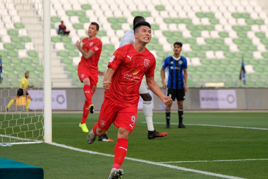 Han Kwang-song, do Al Duhail, comemora um gol na partida da contra o Al-Sailiya SC, em 2020