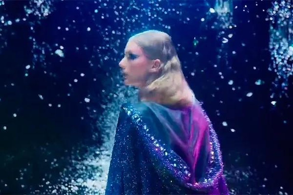 Taylor Swift no teaser dos vídeos do disco Midnights (Foto: reprodução Twitter) — Foto: Monet