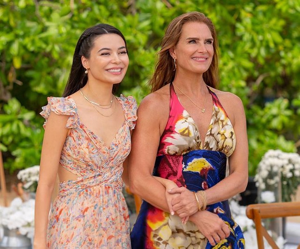 Miranda Cosgrove e Brooke Shields em 'A Mãe da Noiva' (2024) — Foto: Reprodução/Instagram
