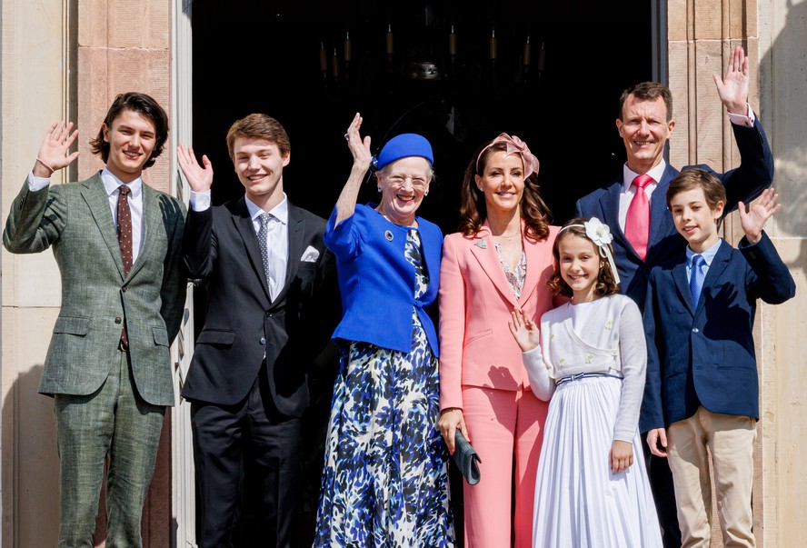 Rainha Margrethe II da Dinamarca, ao lado do filho, o príncipe Joachim, e da nora, princesa Marie, e os quatro netos: Nikolai, Felix, Henrik e Athena, que perderam os títulos de príncipe e princesa em 2022
