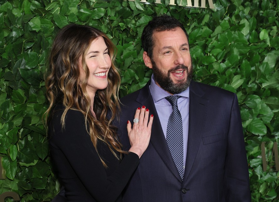 Jackie Sandler e Adam Sandler no red carpet do Gotham Awards 2022